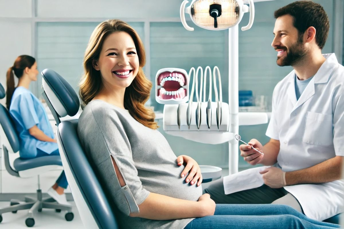 Gestante em uma clínica odontológica moderna, sentada em uma cadeira de dentista, sorrindo enquanto recebe orientações de um profissional de odontologia.